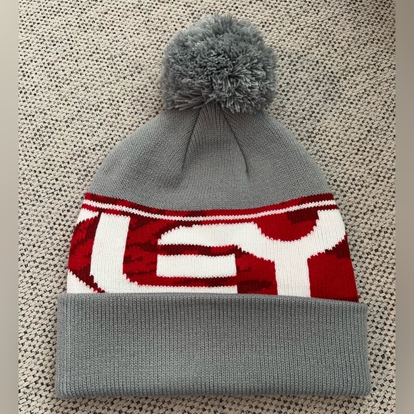 NWT Oakley Stone Grey Wanderlust Pom Beanie! - Picture 2 of 7